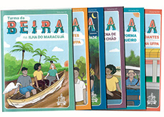 Fotografia contendo 6 volumes empilhados do livreto “Turma da Beira”. Em destaque, há o volume 1. A capa contém, na parte superior, o título “Turma da Beira” e o subtítulo “na Ilha do Maracujá”. No centro da capa, uma ilustração com 3 pessoas e uma garça em uma canoa, próximos à beira de um rio. Na parte inferior, à direita, o brasão da UFPA. Esta capa contém, também, uma moldura na cor verde. Os outros 5 volumes estão empilhados abaixo do volume 1. As capas de todos os volumes contêm formato semelhante, mudando o número do volume, o subtítulo, a ilustração e a cor da moldura.